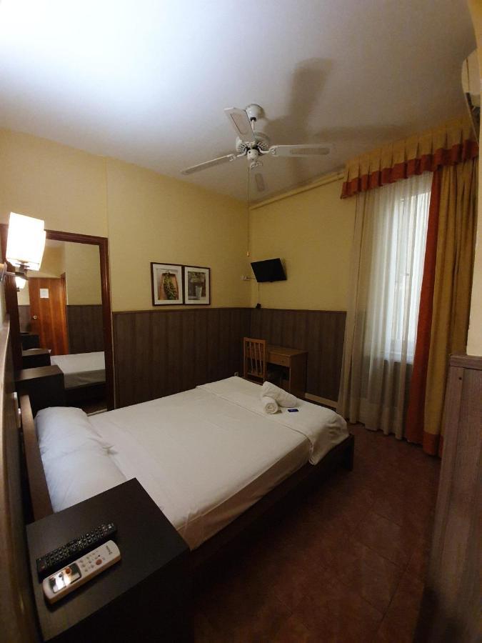 โฮสทัล โอปอร์โต Hotel มาดริด ภายนอก รูปภาพ