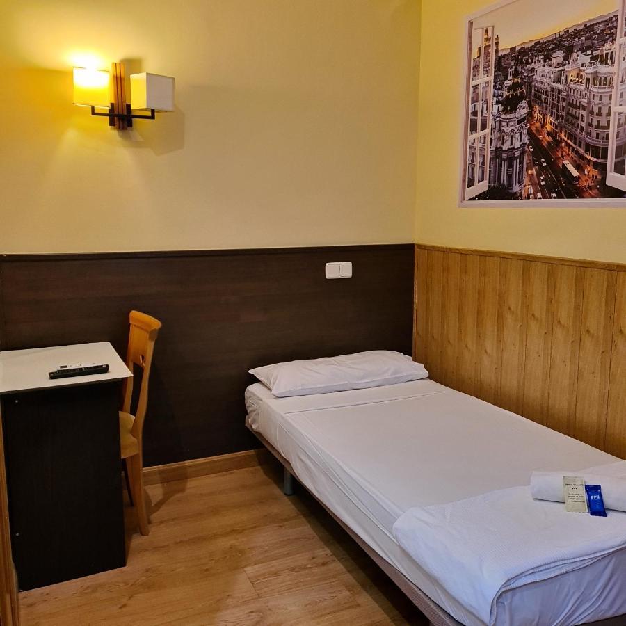 โฮสทัล โอปอร์โต Hotel มาดริด ภายนอก รูปภาพ