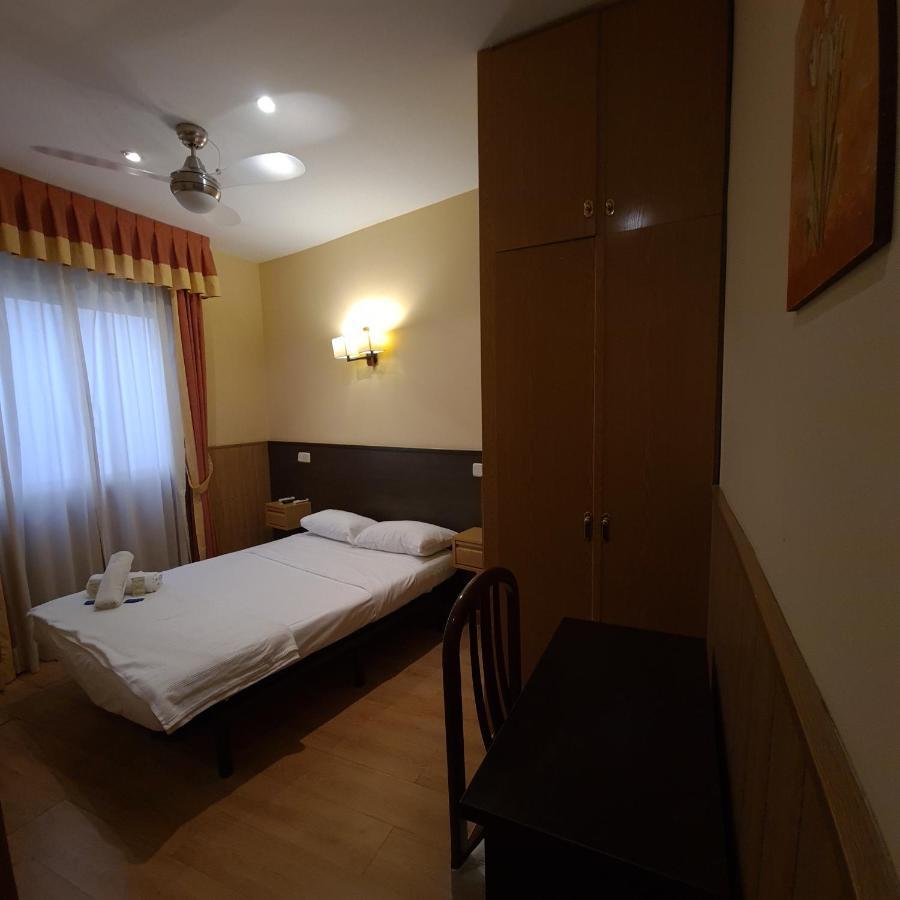 โฮสทัล โอปอร์โต Hotel มาดริด ภายนอก รูปภาพ
