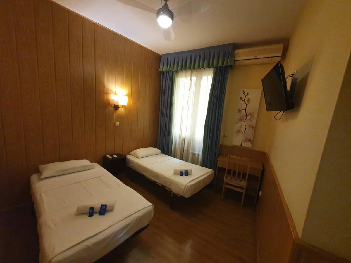 โฮสทัล โอปอร์โต Hotel มาดริด ภายนอก รูปภาพ