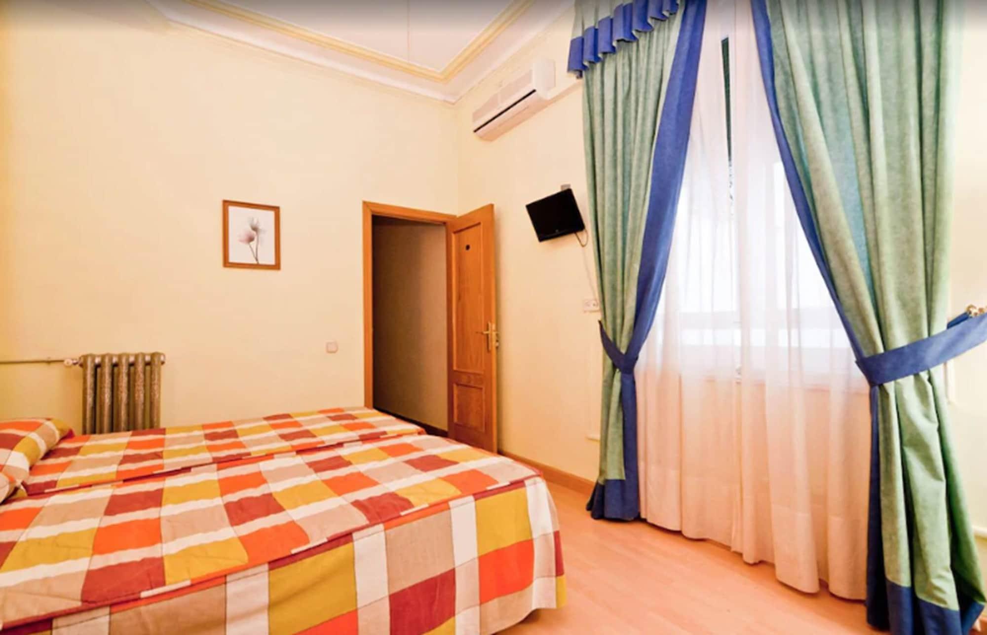 โฮสทัล โอปอร์โต Hotel มาดริด ภายนอก รูปภาพ