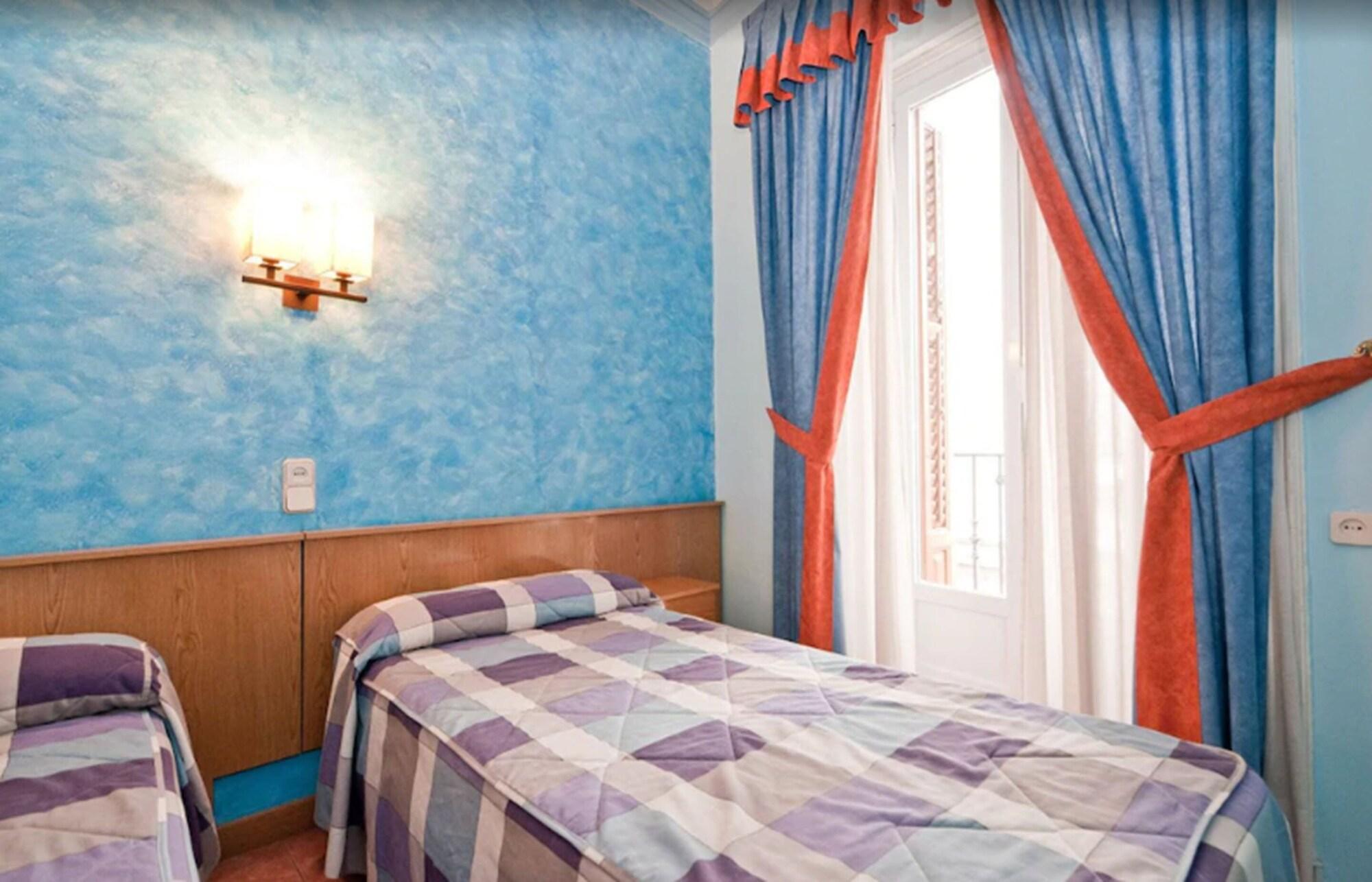 โฮสทัล โอปอร์โต Hotel มาดริด ภายนอก รูปภาพ