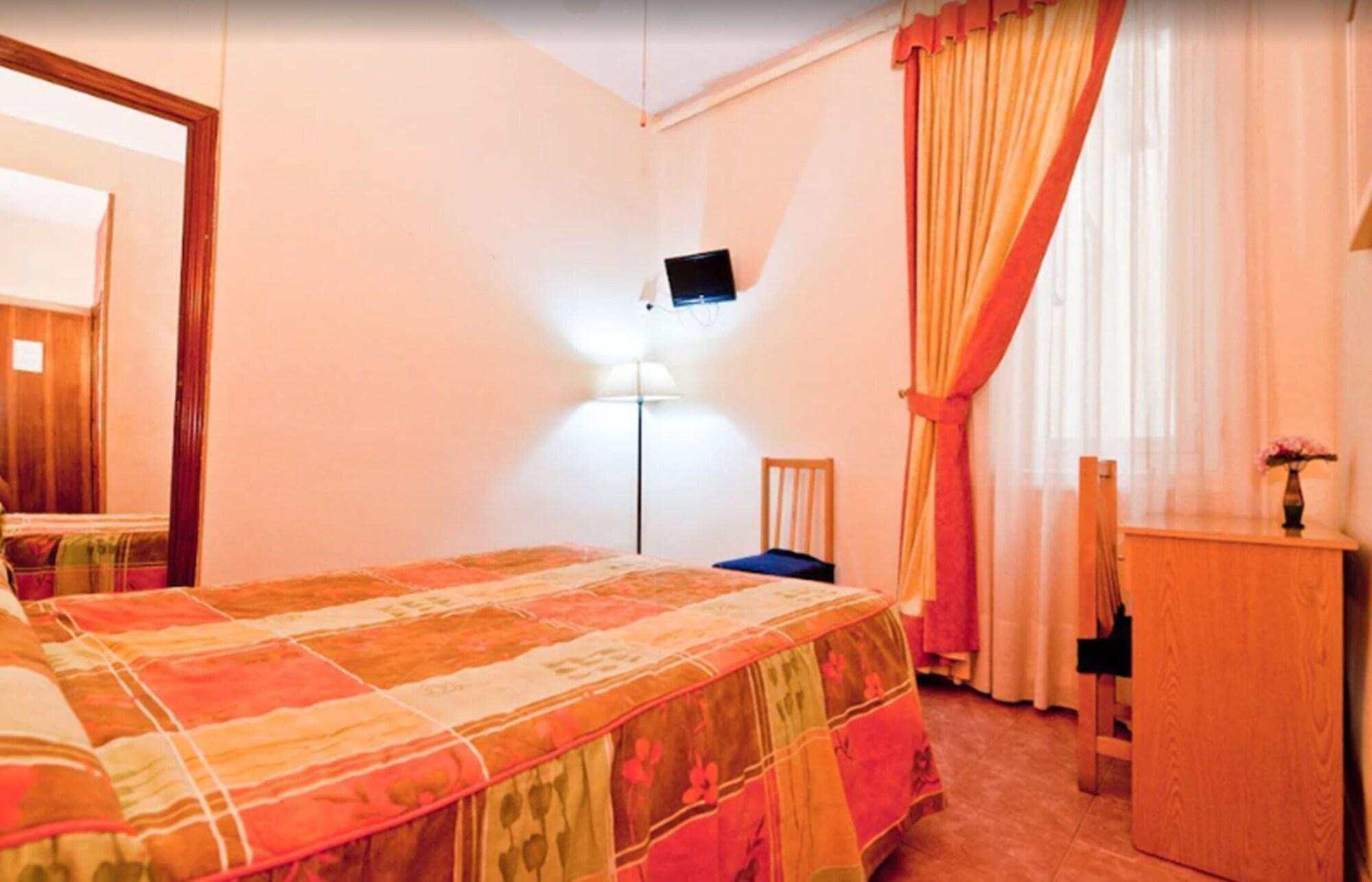 โฮสทัล โอปอร์โต Hotel มาดริด ภายนอก รูปภาพ