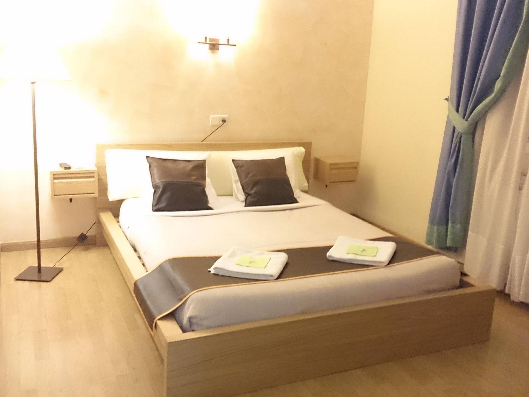 โฮสทัล โอปอร์โต Hotel มาดริด ภายนอก รูปภาพ